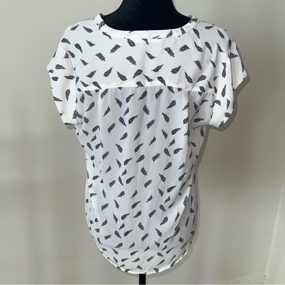 White and Black Feather Patterned Women's V-Neck Short Sleeve Blouse Sz M - Picture 3 of 9